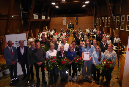 Ein Gruppenbild einer großen Menschengruppe in einer Festhalle