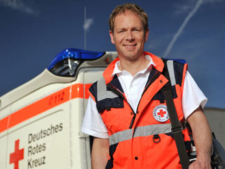 Ein Mitarbeiter des Rettungsdienstes des DRK. 