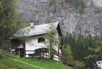 Eine Berghütte vor einer Felswand