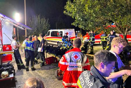 Mehrere Rettungswägen und Einsatzkräfte bei einem Brand.
