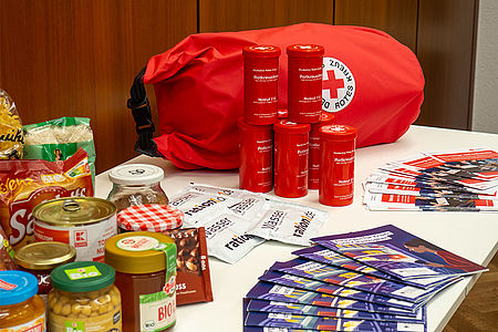 Ein Vorrat an Lebensmitteln und Rot-Kreuz-Produkten