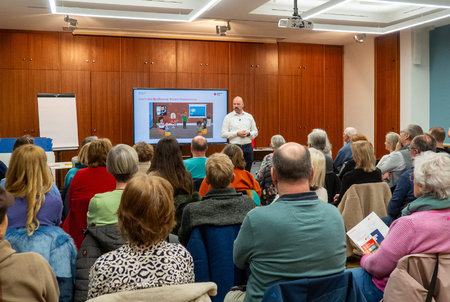 Viele Personen in einem DRK-Seminar zur Krisenvorsorge