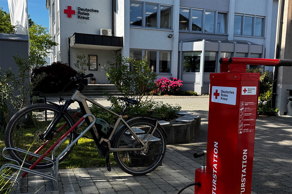 Fahrradreparaturstation Eine Fahrradreparaturstation vor einem DRK-Gebäude.