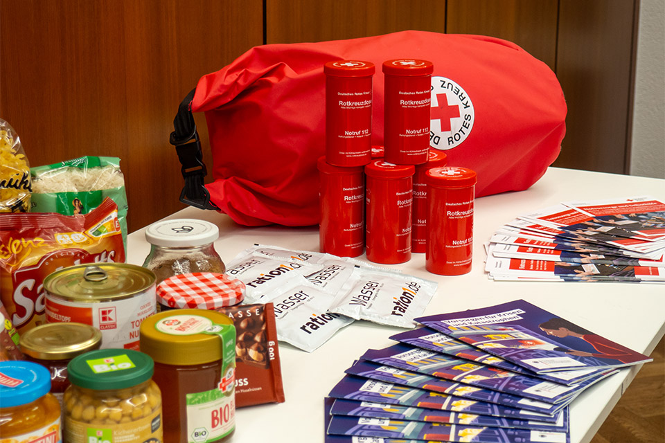Krisenvorsorge Ein Vorrat an Lebensmitteln und Rot-Kreuz-Produkten
