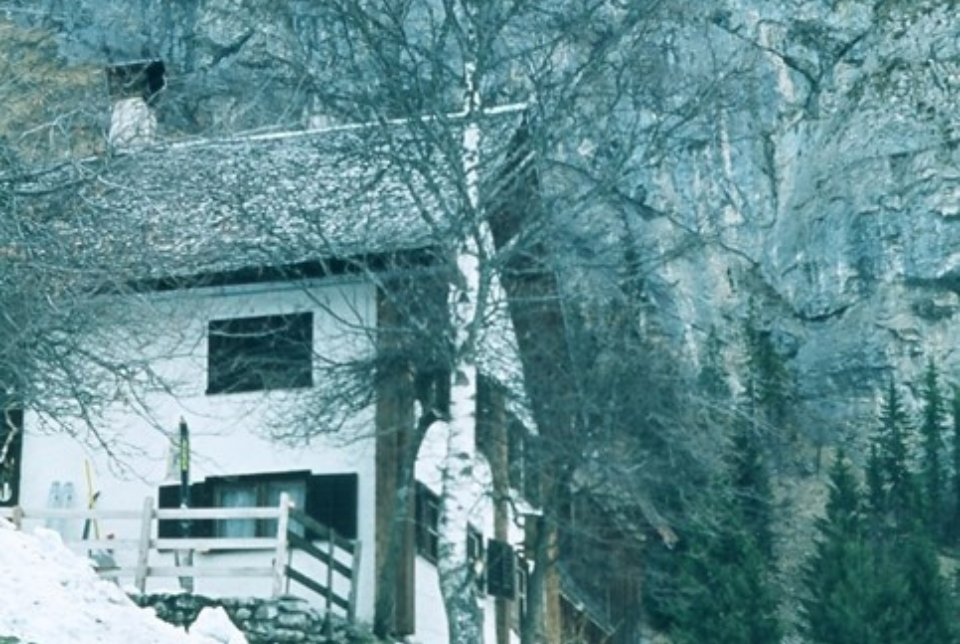 Eine Berghütte vor einer Felswand