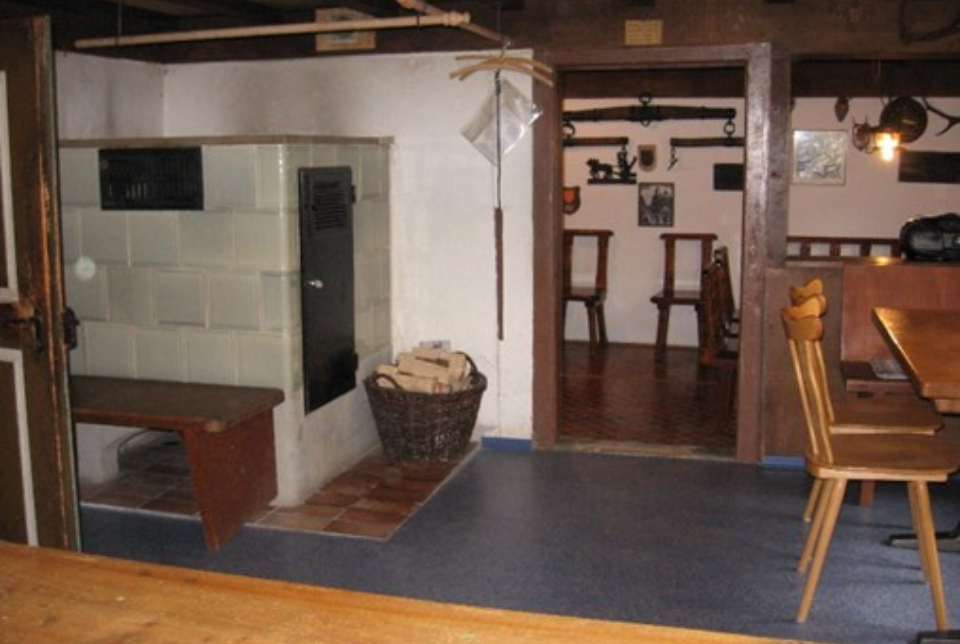 Ein Kachelofen in einer Berghütte