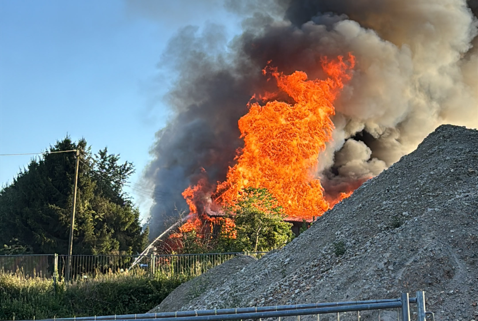 Brand Grünkraut Ein Gebäude steht in Flammen.