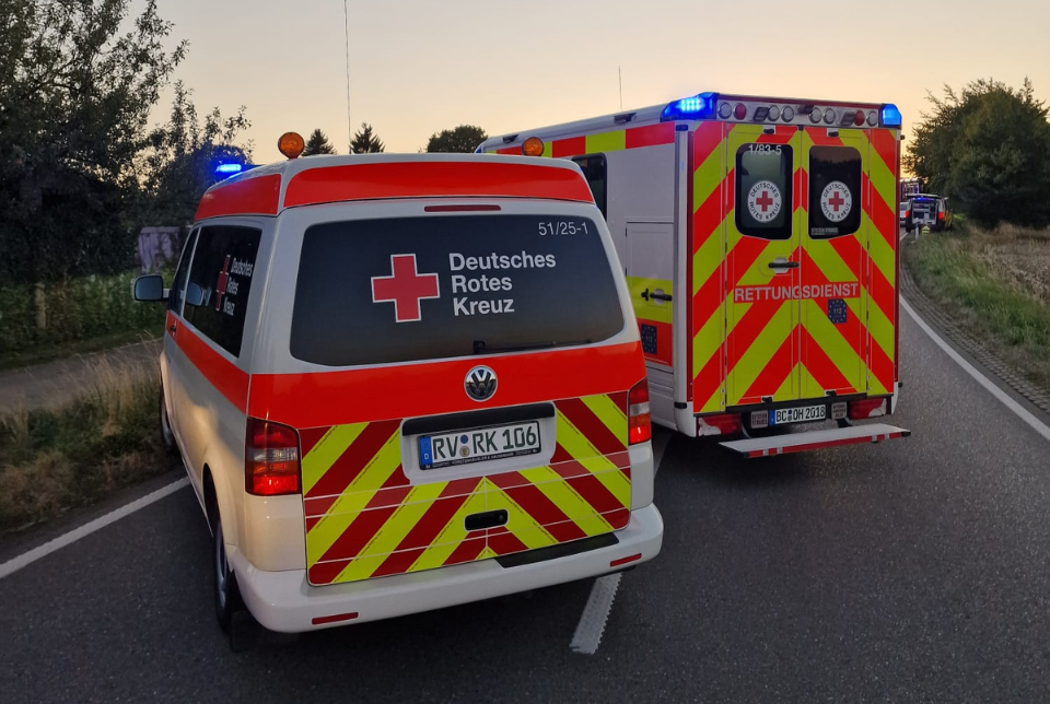 Verkehrsunfall Altshausen Zwei Rettungswägen des DRK.