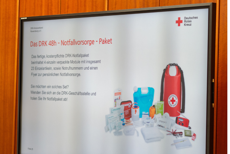 Krisenvorsorge Ein Bildschirm zeigt das DRK-48h-Notfallvorsorge-Paket